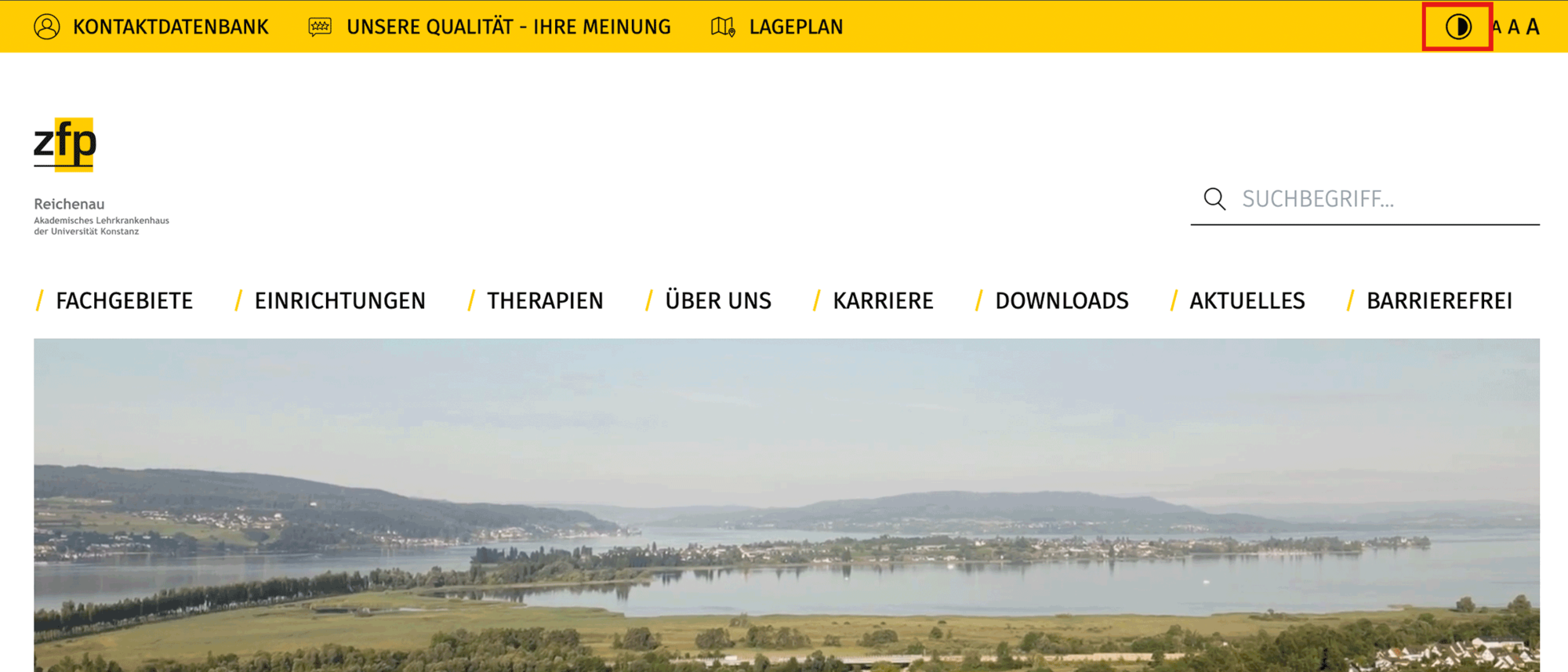 Screenshot von der Startseite des ZfP Reichenau, auf dem das Kreissymbol für die Kontrasteinstellungen rechts oben mit einem roten Kasten hervorgehoben ist.