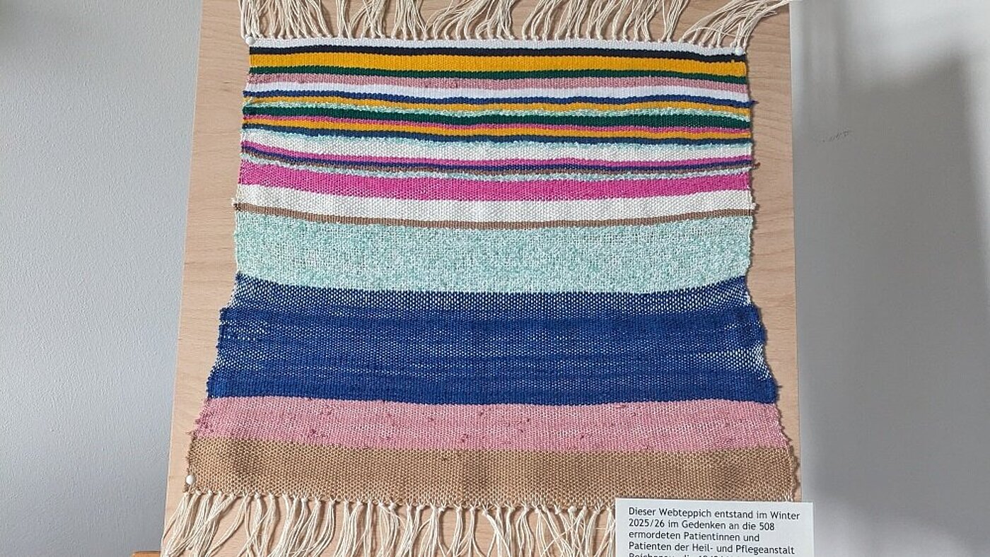 Der bunte Webteppich hat 508 Bahnen. Jede steht für ein Opfer aus der NS-Zeit.