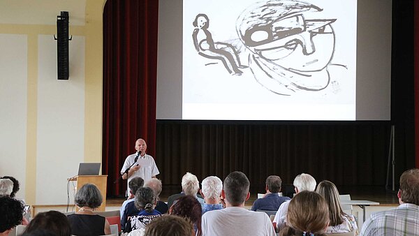 Der Psychiater Dag Söderström hält einen Vortrag bei der Tagung von ISPS-Germany im Festsaal des ZfP Reichenau.