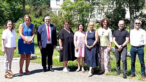 Das Gruppenfoto zeigt neun Frauen und Männer.