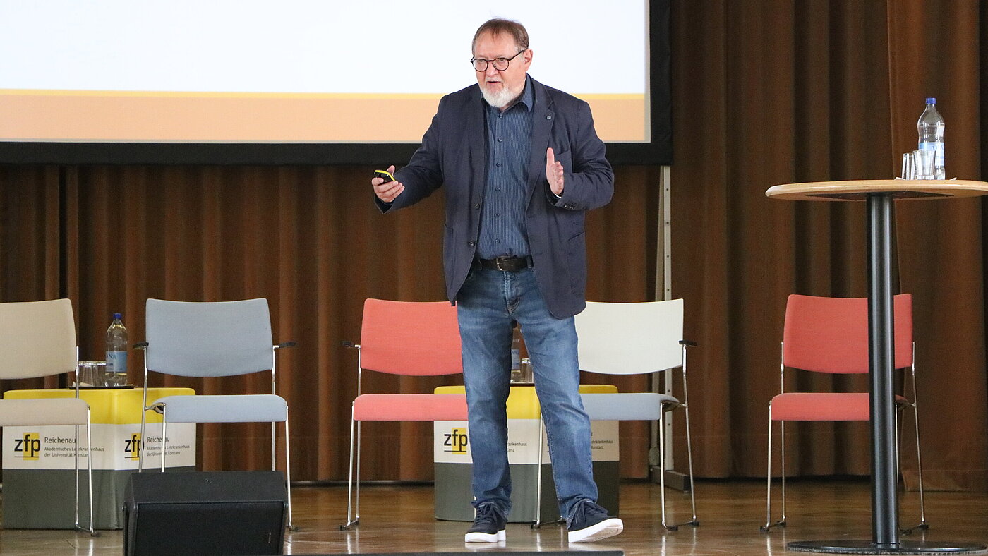 Geschäftsführer Dr. Dieter Grupp hält am Tag der offenen Tür des ZfP Reichenau einen Vortrag.