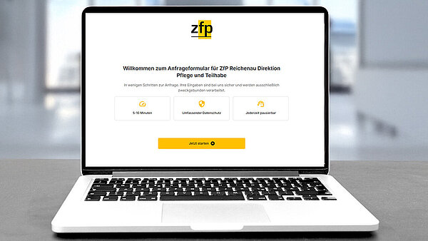 Das Bild zeigt ein aufgeklapptes silbernes Laptop auf dem die Startseite der Anwendung CareMates zu sehen ist.