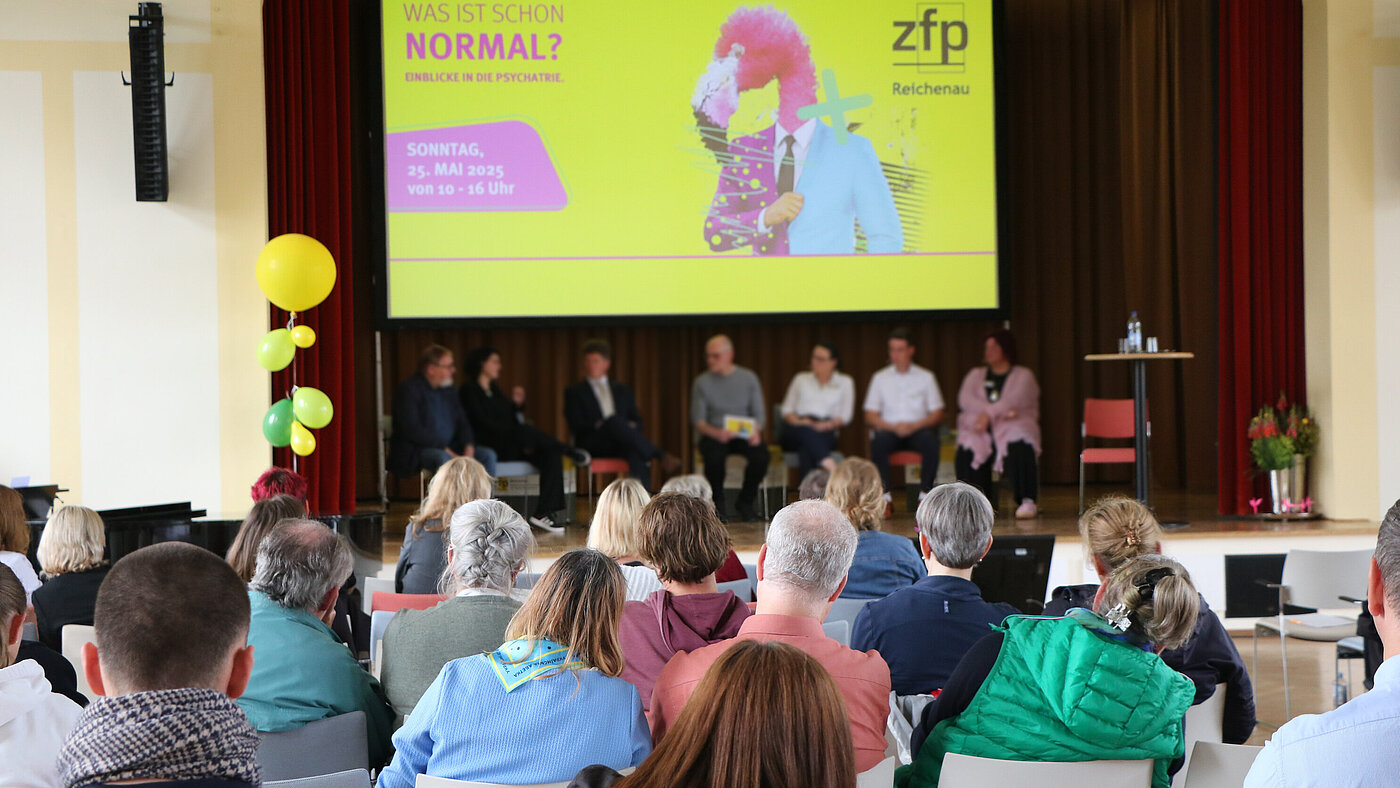 Beim Tag der offenen Tür des ZfP Reichenau lauschen circa 70 Gäste einer Podiumsdiskussion.