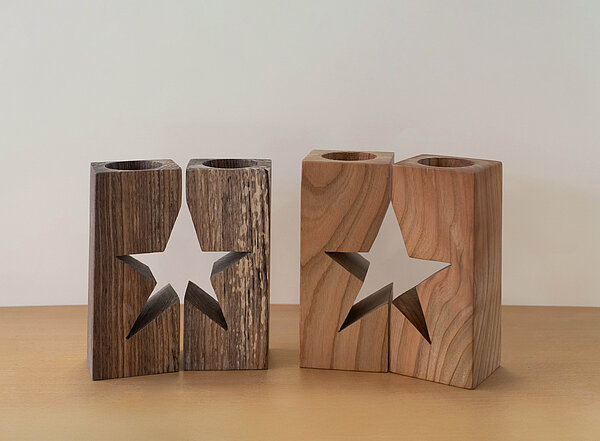 Kerzenständer für Teelichter aus Holz mit einer Sternform in der Mitte.
