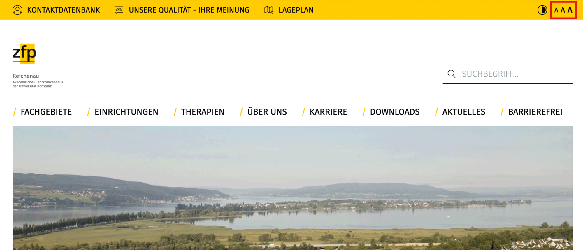Screenshot von der Startseite des ZfP Reichenau, auf dem die drei Buchstaben, über die die Schriftgröße verändert werden kann, rechts oben mit einem roten Kasten hervorgehoben ist.