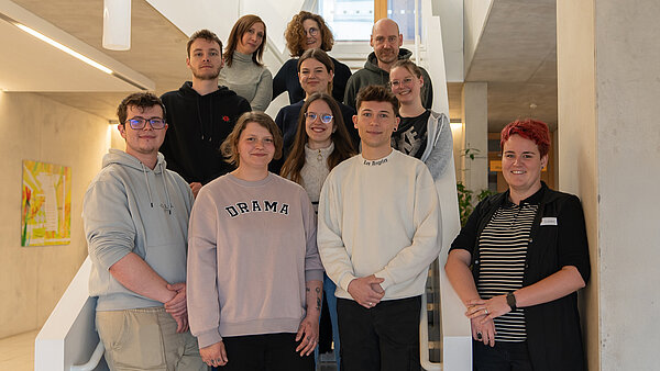 Gruppenbild der Auszubildenden mit ihren Praxisanleiterinnen und -anleitern.