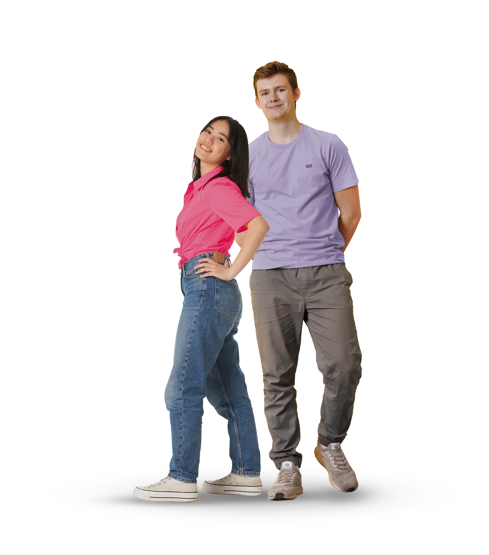 Ein Mädchen in einem pinken T-Shirt steht neben einem jungen in lila Shirt.