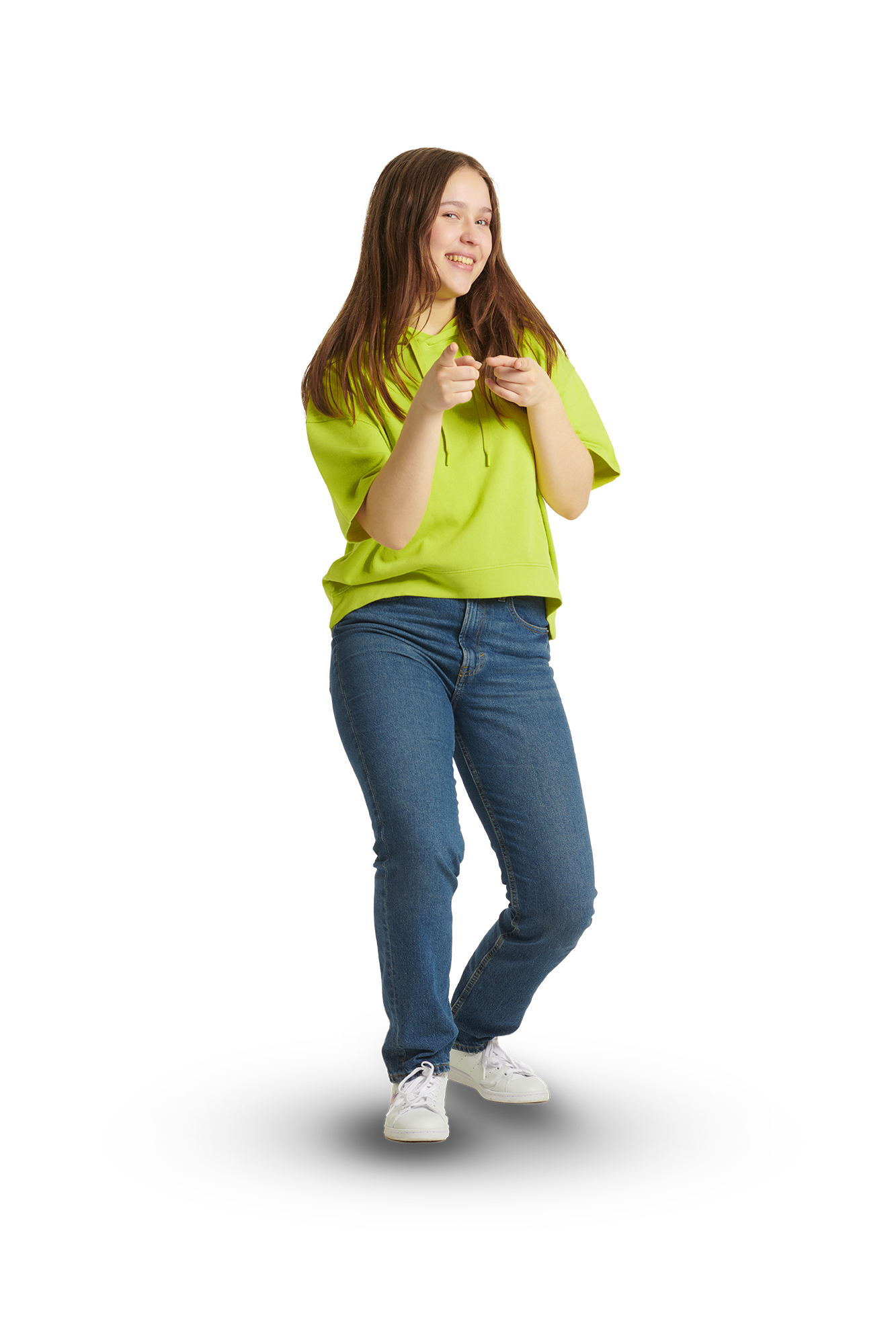 Ein Mädchen mit langen Haaren und gelb-grünem T-Shirt zeigt mit den beiden Finger auf die betrachtende Person. 