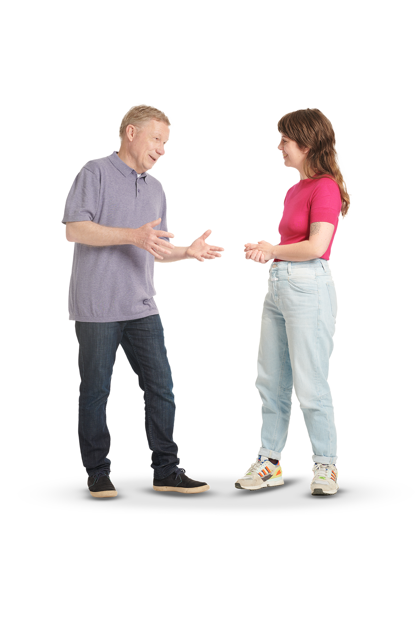 Ein älterer Mann und eine junge Frau sind in ein Gespräch vertieft.
