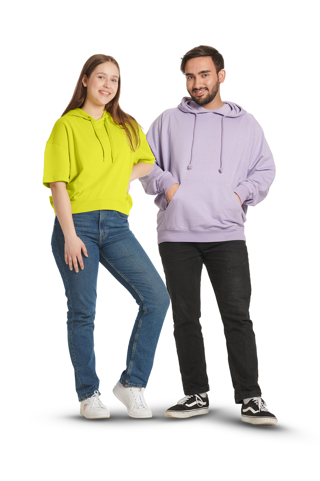 Ein Mädchen und ein Junge, beide in bunten Kapuzenpullovern, stehen nebeneinander. 
